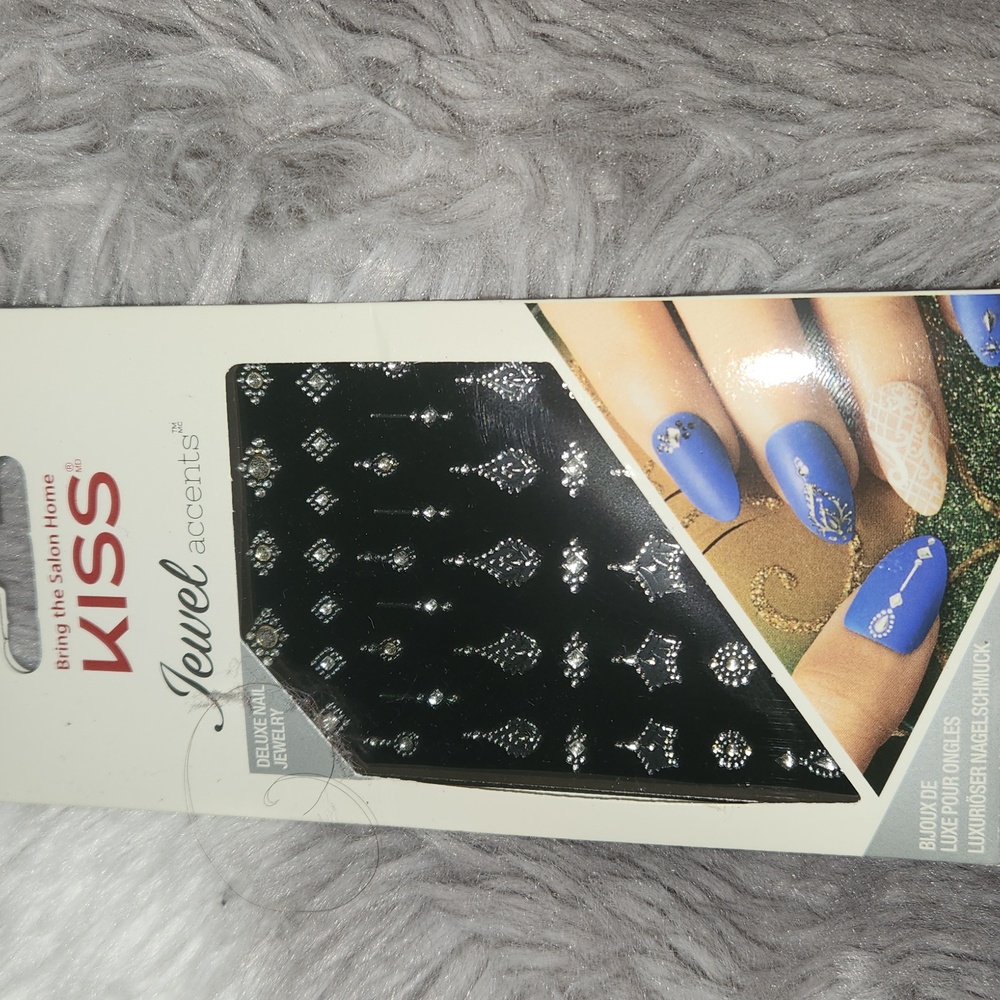 KISS Jewel Accents Nail Art in Black and Silver